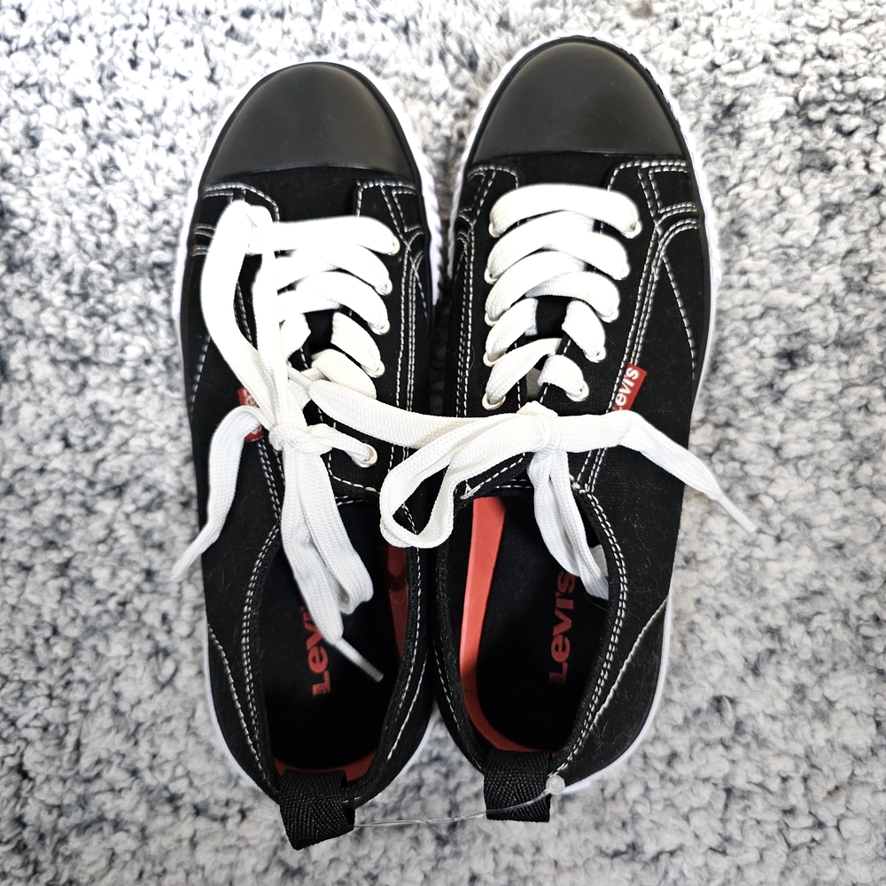 Nwot Levi's Sz 6.5 Lace Up Sneakers